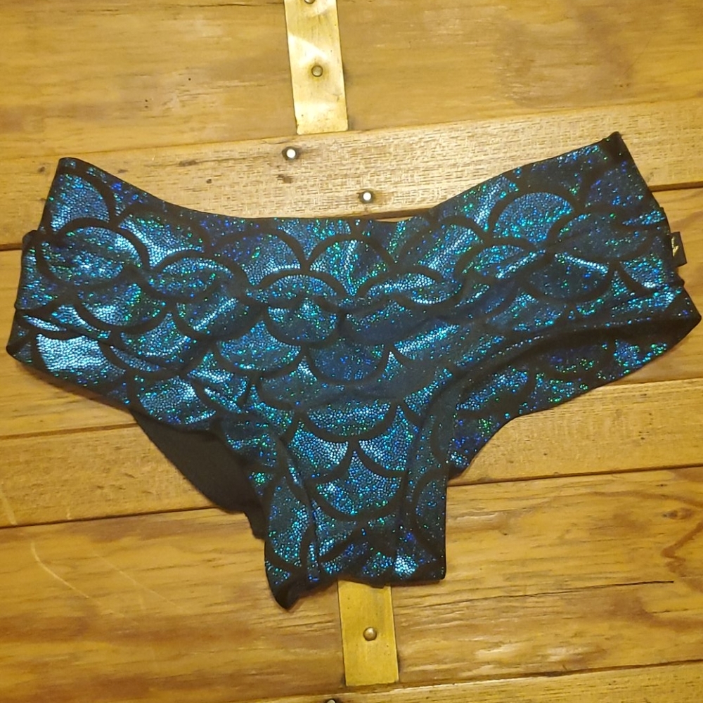 Cleo The Hurricane Siren Pole Shorts